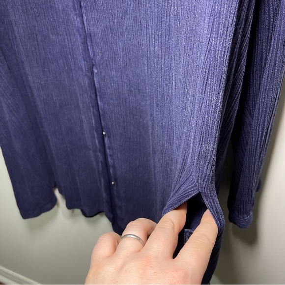 Free People women's navy crinkle long sleeve button down oversized top in XS - Picture 7 of 9